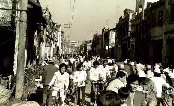 �z��1989��1��8�գ���(d��ng)�r(sh��)��������[�Ĳ���(��i)·�ϵ�����