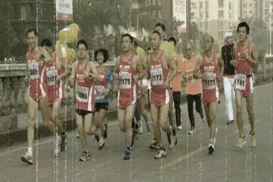 �Ĕz��2002��12������һ�ú����R�������c(di��n)&mdash;&mdash;�f(w��n)�G�@